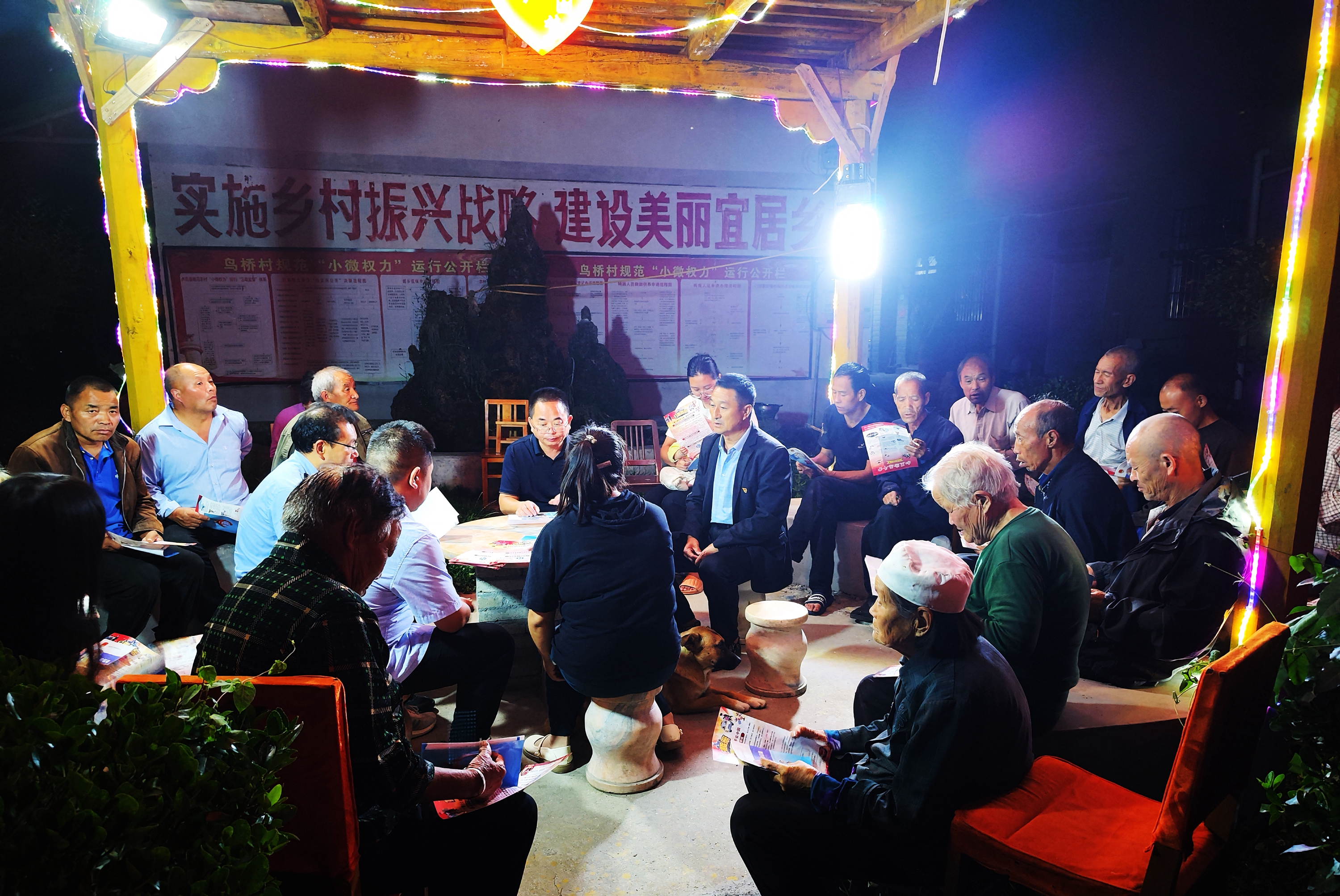【县委书记谈澳门威尼斯人赌场官网问题源头治理】凉亭夜话听民声 源头治理筑平安<br> ——卢氏县“凉亭夜话”探索澳门威尼斯人赌场官网问题源头治理新路径